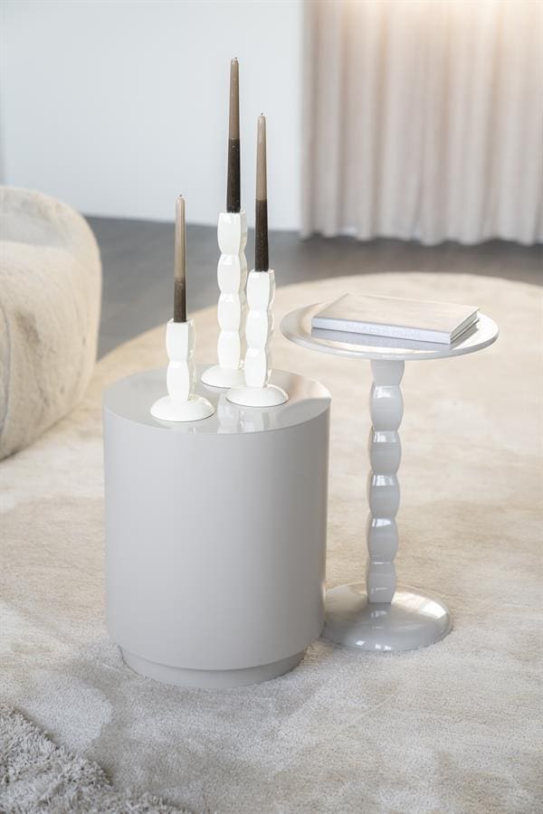 Candlestick holders en bijzettafels van Mokana Meubelen, moderne witte design meubels, handgemaakte woonaccessoires, stijlvolle interieurdecoratie, Scandinavische stijl, keuken en woonkamer, elegant en minimalistisch interior design.