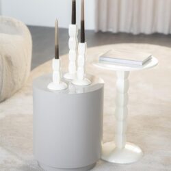 Elegante witte kandelaars en bijzettafel in modern interieur, perfect voor sfeervolle woningdecoratie en stijlvolle woonkamers.