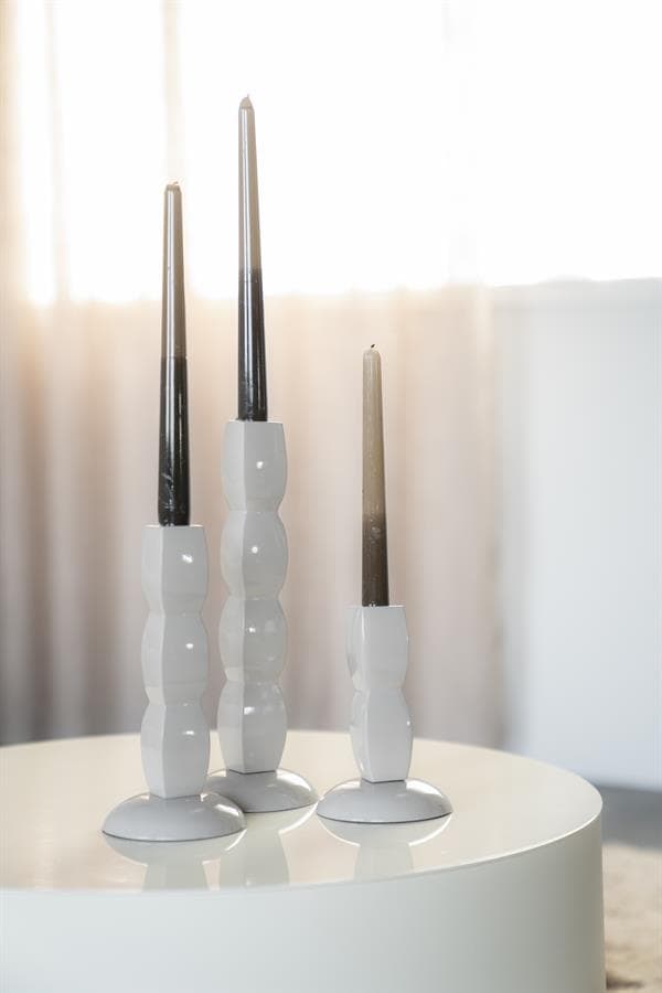 Elegante witte kaarsenstandaards op ronde tafel, modern design, ideaal voor woondecoratie en sfeervolle verlichting.