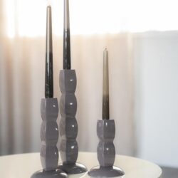 Elegante gestapelde kandelaars van keramiek met kaarsen voor stijlvolle interieurdecoratie - Mokana meubels.