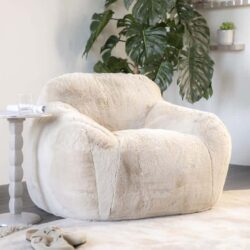 Comfortabele zachte bank met organisch design en wolachtige bekleding, perfect voor een modern interieur.