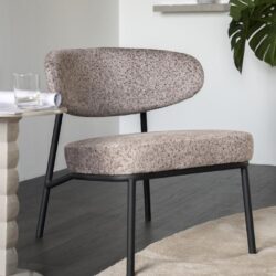 Comfortabele vintage houten stoel met zachte bekleding en strakke zwarte metalen poten, perfect voor modern interieur en woonkamer.