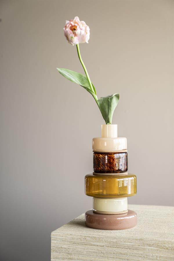 Bloem in stijlvolle keramische vazen, modern decor, Mokana Meubelen, interieur design, tafelstyling, elegante bloemstukken, woondecoratie, creatieve opstellingen, design vazen, botanisch element.