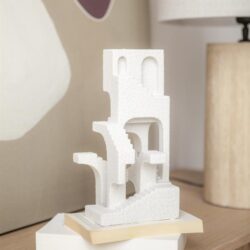 - decoratieve schaalmodel van een modern gebouw uit polystyreen op een houten tafel.