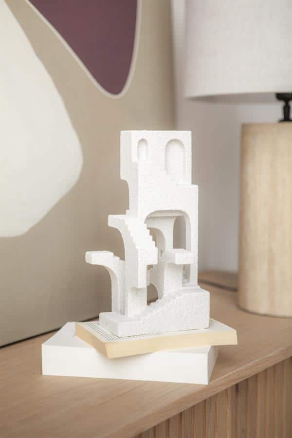 - decoratieve schaalmodel van een modern gebouw uit polystyreen op een houten tafel.