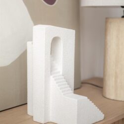 Houtskool wit decoratief object met trap en boogelement, perfect voor modern interieurdesign.
