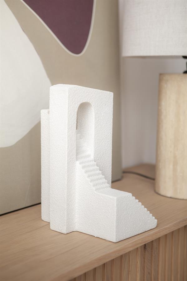 Houtskool wit decoratief object met trap en boogelement, perfect voor modern interieurdesign.