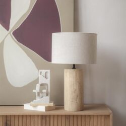 Moderne houten tafelmet lamp en witte sculptuur op een houten dressoir met abstract kunstwerk op achtergrond, stijlvolle interieurdecoratie, minimalistisch design, goede service en vakmanschap bij Mokana Meubelen, perfect voor elk interieur.