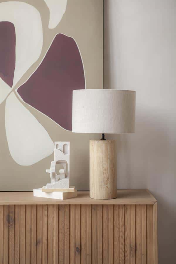 Moderne houten tafelmet lamp en witte sculptuur op een houten dressoir met abstract kunstwerk op achtergrond, stijlvolle interieurdecoratie, minimalistisch design, goede service en vakmanschap bij Mokana Meubelen, perfect voor elk interieur.