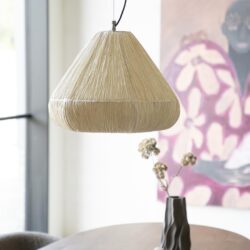 Moderne hanglamp van natuurlijke materialen, ideaal voor eetkamer of woonkamer, met sfeervolle verlichting en tijdloos design.