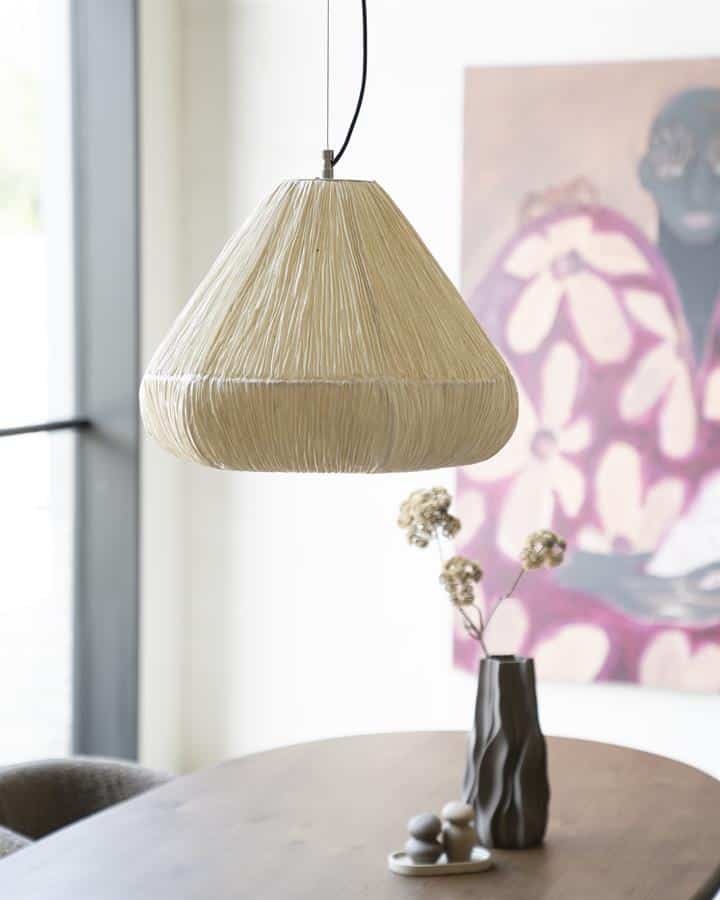 Moderne hanglamp van natuurlijke materialen, ideaal voor eetkamer of woonkamer, met sfeervolle verlichting en tijdloos design.