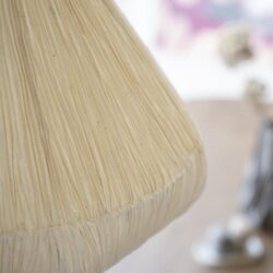 Kunststof lampenkap in beige met ruffles, modern en sfeervol interieuraccessoire voor woonkamer of slaapkamer, ontworpen door Mokana Meubelen, gericht op stijlvolle woondecoratie.