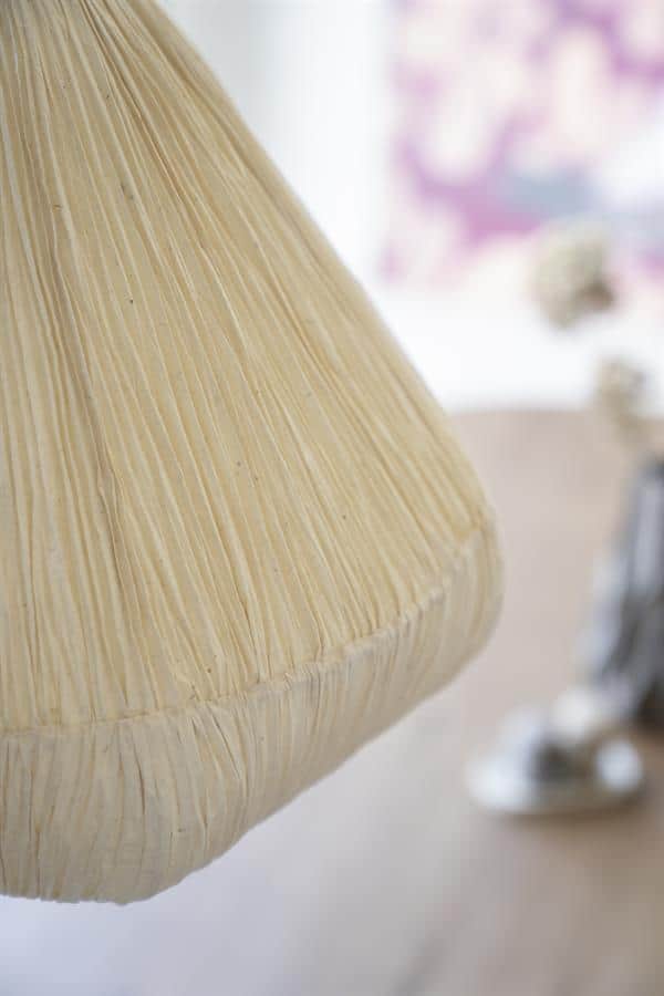 Kunststof lampenkap in beige met ruffles, modern en sfeervol interieuraccessoire voor woonkamer of slaapkamer, ontworpen door Mokana Meubelen, gericht op stijlvolle woondecoratie.