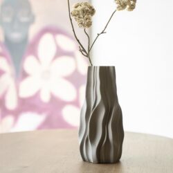 Kleine vaas met gedroogde bloemen op een houten tafel in een modern interieur, stijlvolle decoratie voor woonkamer of eetruimte.