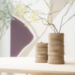 Vazen van keramiek met golvend reliëf en gedecoreerd met takken met gele bolletjes, decoratief tafelstuk voor modern interieur | Mokana Meubelen.