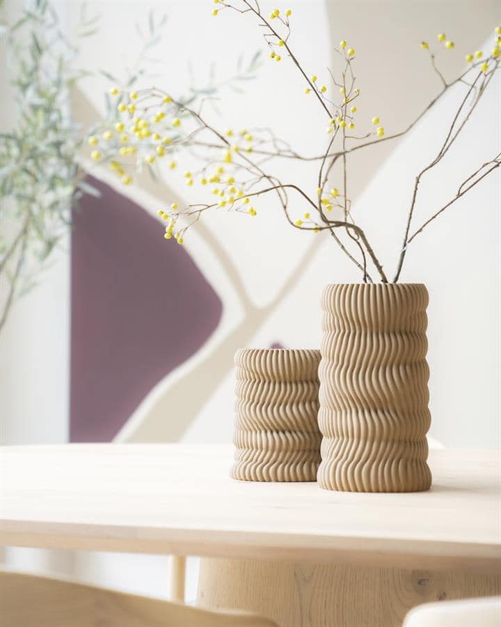 Vazen van keramiek met golvend reliëf en gedecoreerd met takken met gele bolletjes, decoratief tafelstuk voor modern interieur | Mokana Meubelen.