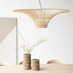 Deluxe houten hanglamp boven eettafel met collectie van natuurlijke meubels en decoratie bij Mokana Meubelen.