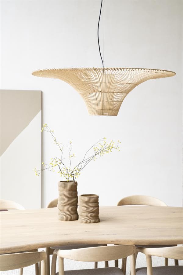 Deluxe houten hanglamp boven eettafel met collectie van natuurlijke meubels en decoratie bij Mokana Meubelen.