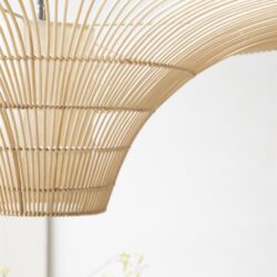 Geweven houten hanglamp, moderne design verlichting, natuurlijke sfeerverlichting, Scandinavisch interieur, Mokana meubelen.