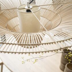 Vormgegeven als een modern, luchtig hanglamp van Mokana Meubelen, gemaakt van natuurlijke materialen voor een stijlvolle en sfeervolle verlichting in huis.
