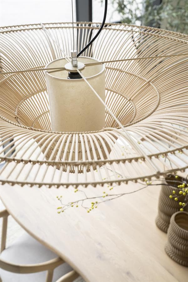 Vormgegeven als een modern, luchtig hanglamp van Mokana Meubelen, gemaakt van natuurlijke materialen voor een stijlvolle en sfeervolle verlichting in huis.