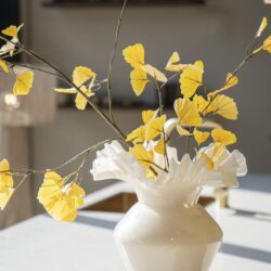Grote witte vaas met gele bladeren en takken, elegante woondecoratie, minimalistisch interieuraccessoire, natuurlijke stijl, Mokana Meubelen.