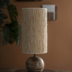Houten tafellamp met stoffen lampenkap, industrieel en natuurlijk design. Perfect voor een sfeervolle woonkamer of slaapkamer, gemaakt door Mokana Meubelen.