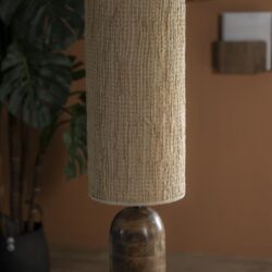 Kussenlamp met houten basis en stoffen kap in een moderne woonkamer, perfect voor warme sfeer en stijlvolle inrichting.