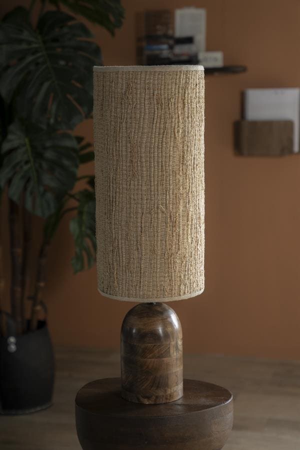 Kussenlamp met houten basis en stoffen kap in een moderne woonkamer, perfect voor warme sfeer en stijlvolle inrichting.