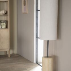 - moderne houten vloerlamp met stoffen kap, warm en sfeervol design, passend bij hedendaags interieur.