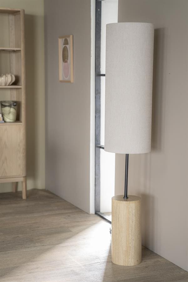 - moderne houten vloerlamp met stoffen kap, warm en sfeervol design, passend bij hedendaags interieur.