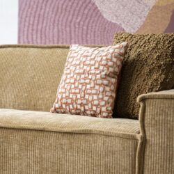 Vintage bank met gestreept bekleding en kleurrijke sierkussens, perfect voor een gezellige woonkamer interieur.