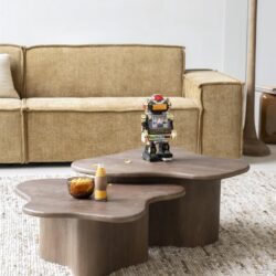 Unieke, organisch gevormde houten salontafel met natuurlijke uitstraling, perfect voor een modern en warm interieur. Gegoten in massief hout voor duurzaamheid en stijl.