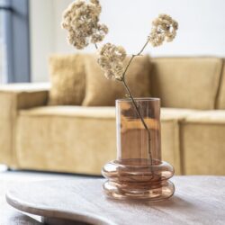 Elegante glazen vaas met gedroogde bloemen op een landelijke houten tafel, stijlvolle wooninrichting, minimalistisch interieur, houten meubelen, modern design, woondecoratie, interieurstijl.