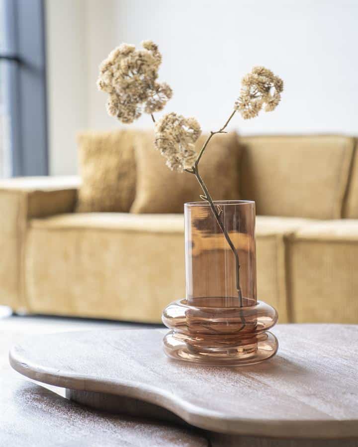 Elegante glazen vaas met gedroogde bloemen op een landelijke houten tafel, stijlvolle wooninrichting, minimalistisch interieur, houten meubelen, modern design, woondecoratie, interieurstijl.