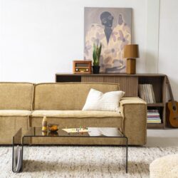 Lichte woonkamer met vintage bank, gedecoreerd met houten meubels, kunstwerk en accessoires, passend bij Mokana meubelen.