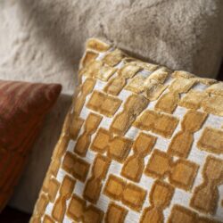 Hoogwaardige stoffen en textured meubelkussens, dé stijlvolle en comfortabele woonaccessoire voor elke interieurstijl.