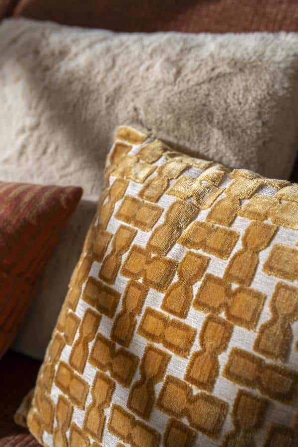 Hoogwaardige stoffen en textured meubelkussens, dé stijlvolle en comfortabele woonaccessoire voor elke interieurstijl.