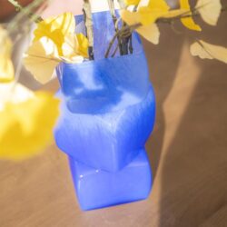 Blauwe keramische vaas met geel ginkgo bladeren, modern design, woonaccessoire, decoratie, meubelstuk, Mokana Meubelen.