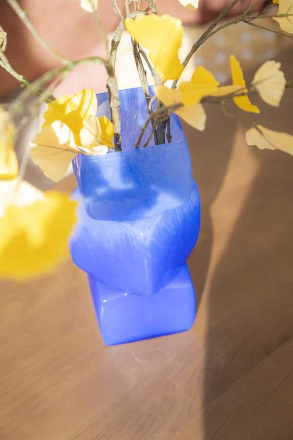 Blauwe keramische vaas met geel ginkgo bladeren, modern design, woonaccessoire, decoratie, meubelstuk, Mokana Meubelen.