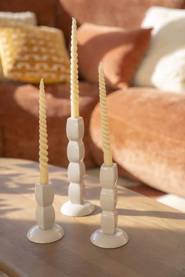 Unieke set van beige denteliekandelaars met een moderne, geometrische design, perfect voor sfeervolle interieurdecoratie in woonkamer of eetkamer.