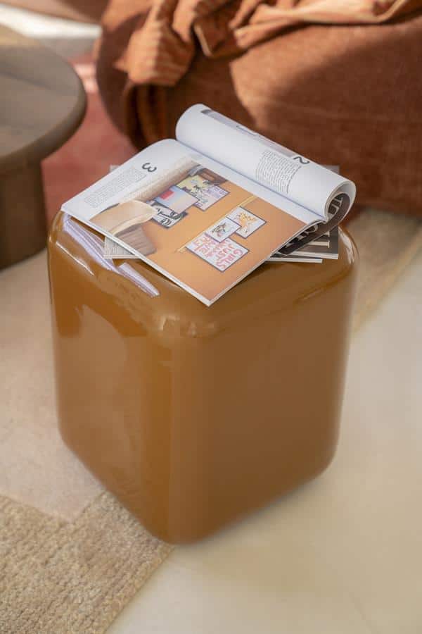 Elegante bruine bijzettafel van Mokana meubelen met leesmateriaal erop, modern en functioneel design, perfect voor stijlvolle woonkamers.