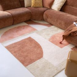 Vintage royale bank met zachte, warme stoffen en kleurrijke kussens, perfect voor een stijlvolle woonkamer.