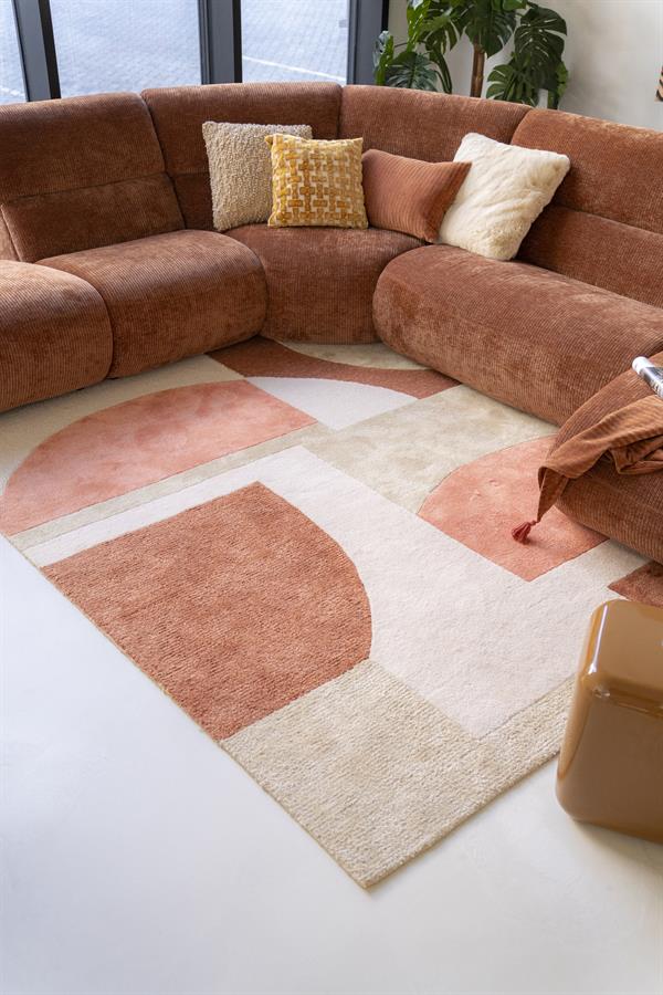 Vintage royale bank met zachte, warme stoffen en kleurrijke kussens, perfect voor een stijlvolle woonkamer.