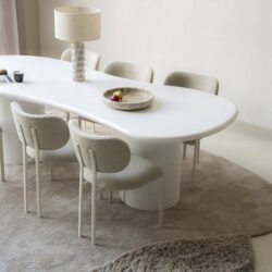 Elegant witte moderne eettafel met bijpassende fauteuils in een minimalistische interieursetting, ideaal voor stijlvolle eetkamers en maatwerk meubeloplossingen.
