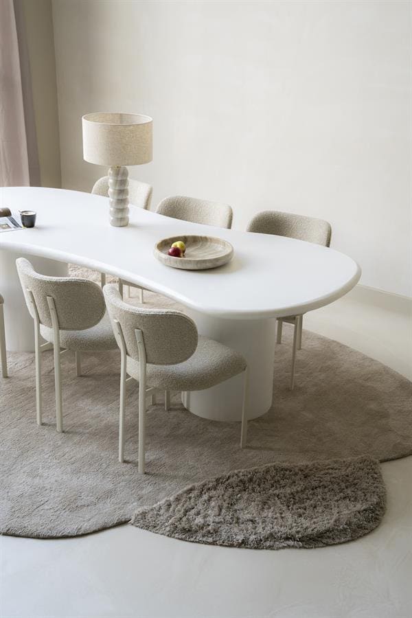 Elegant witte moderne eettafel met bijpassende fauteuils in een minimalistische interieursetting, ideaal voor stijlvolle eetkamers en maatwerk meubeloplossingen.