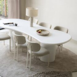 Donkere contour lamellendining tafel met een witte afwerking en bijpassende stoel, minimalistisch interieur design met moderne decor, in een lichte kamer met grote ramen en natuurlijke lichtinval.