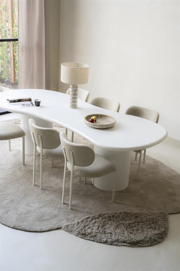Donkere contour lamellendining tafel met een witte afwerking en bijpassende stoel, minimalistisch interieur design met moderne decor, in een lichte kamer met grote ramen en natuurlijke lichtinval.