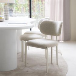 Mokana meubelen eetkamerstoel, Scandinavisch design, zachte stoffen bekleding, comfortabele zit, modern interieur, witte kleur, elegante uitstraling, handgemaakt, hoogwaardige afwerking, duurzaam hout.