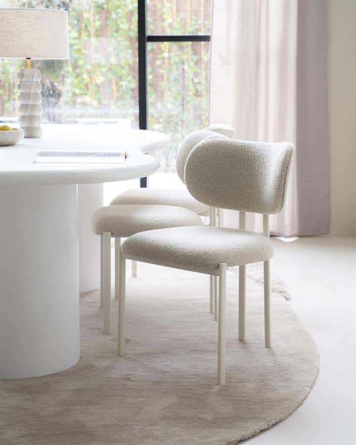 Mokana meubelen eetkamerstoel, Scandinavisch design, zachte stoffen bekleding, comfortabele zit, modern interieur, witte kleur, elegante uitstraling, handgemaakt, hoogwaardige afwerking, duurzaam hout.